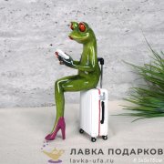 YX-П / Статуэтка «Лягушка с белым чемоданом» сочно-зеленая оранжевые глаза 16см полистоун YX39052 
