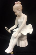 Seltmann / Статуэтка «Юная балерина с розами - на пуфе с зеркалом» 15 х 09 см. пастель белая ХP_3163 