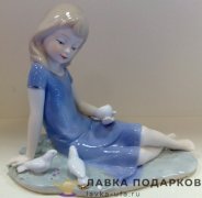 Seltmann / Фигурка «Девочка кормит голубей» 19 х 18 см. с позолотой 519.383 (103) 