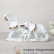 B-Ф / Статуэтка «Семья слонов на лужайке» фарфор белый с позолотой высота 12 см 8х19 см B629 