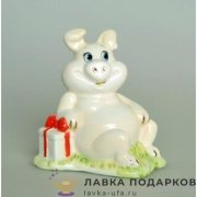 DIN - Ф / Фигурка «Поросенок с подарком», фарфор, высота 8 см., цветной DIN-3104  