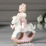 Seltmann / Фигурка «Девочка на лошадке-качалке» 13 х 12 см. белый + розовый 483.8731 