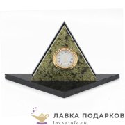 УК / Часы настольные из камня «Треугольник» 19 х 10 х 09 см. змеевик св.  7241 