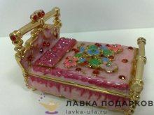 NB / Шкатулочка металл + стразы «Кровать» 08 х 05 х 04 см. эмаль розовый 1173 