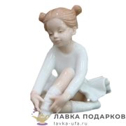 Seltmann / Статуэтка «Юная балерина с хвостиками, поза поправляет балетки» 10 х 08 см. пастель ХP_22 