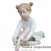 Seltmann / Статуэтка «Юная балерина с хвостиками, поза поправляет балетки» 10 х 08 см. пастель ХP_22 